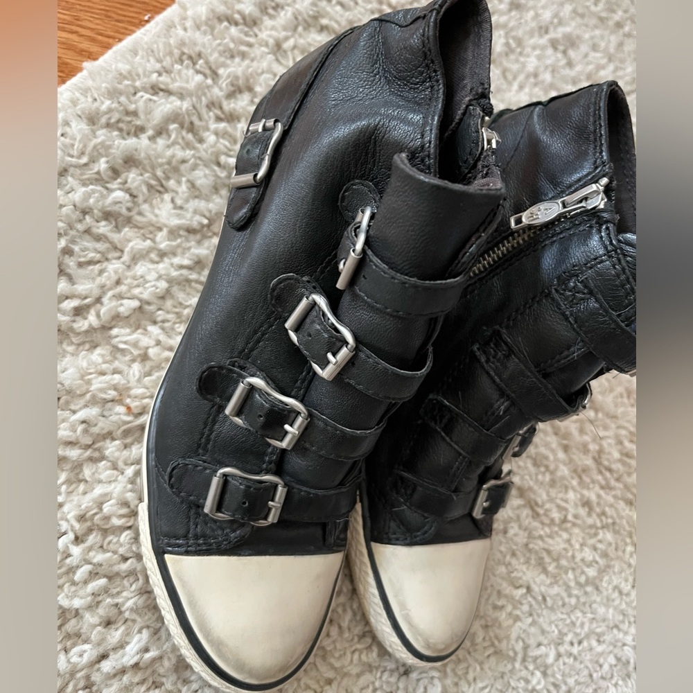 Sneakers size 37 US size is 7